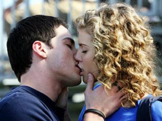 Как намекнуть парню на поцелуй?